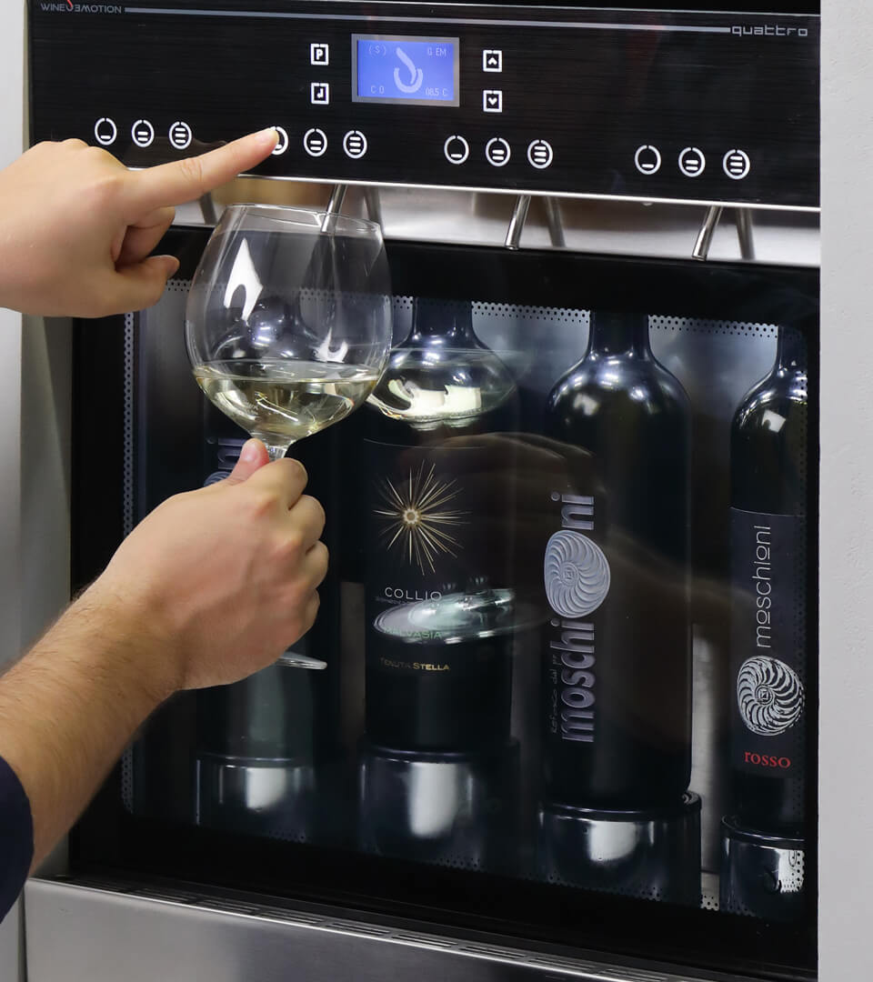 Muto: dispenser per vino refrigerato wineemotion con mobile in metallo