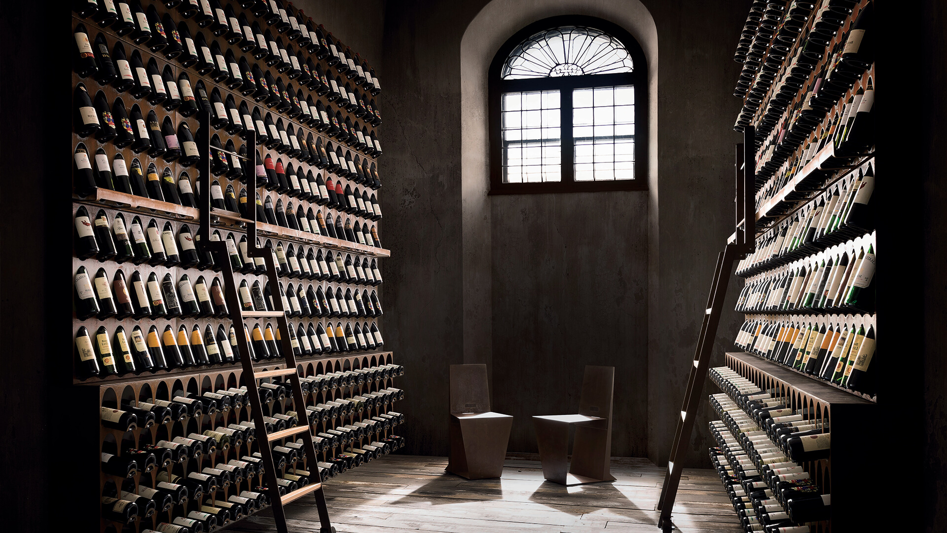 libreria del vino: portabottiglie a muro di design personalizzati per cantine