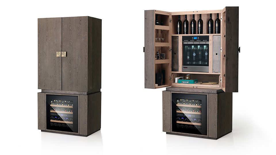 credenza di legno con dispenser vino